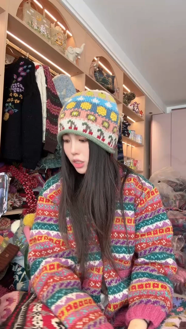 羊毛樱桃卷边帽