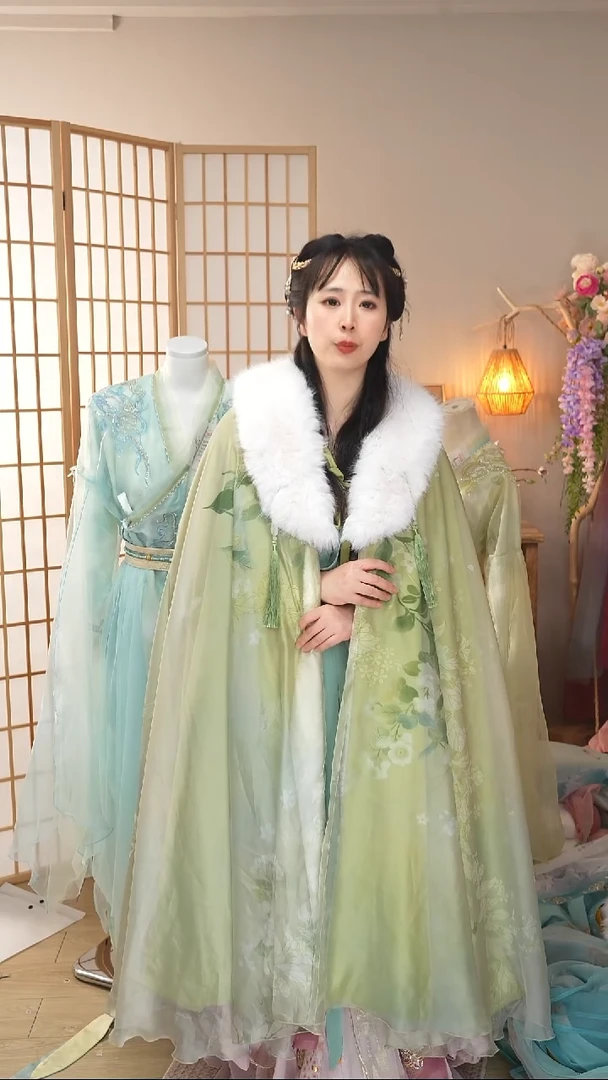 绿色斗篷带毛领 特价不退换 拍下备注尺码