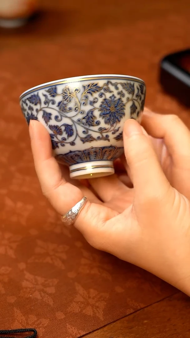 云兮描金青花缠枝莲鸡心杯J