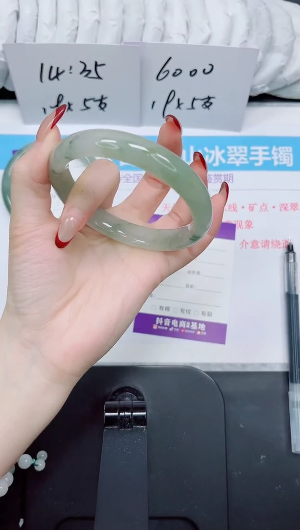 【闪购商品】石英质玉手镯未镶嵌44