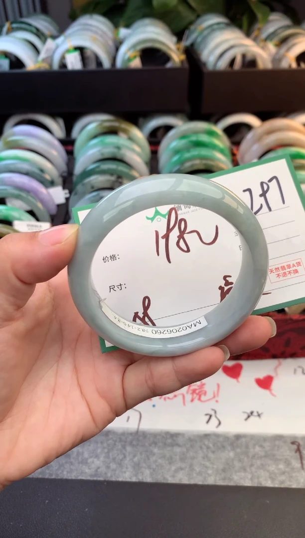 未镶嵌定制翡翠毛货需精细抛光+多人