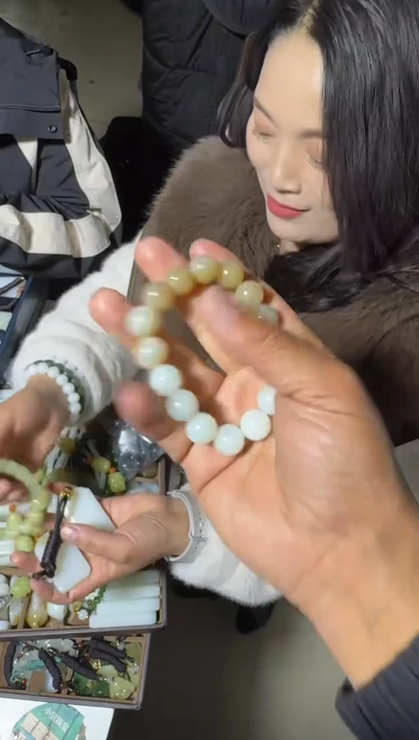 未镶嵌和田玉（糖玉）挂件和田玉