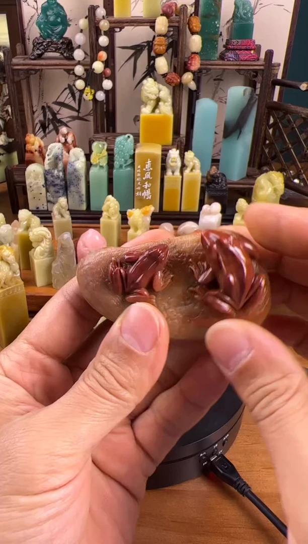 青田石镇矿红花俏色青蛙摆件3.9*7.0*3.8