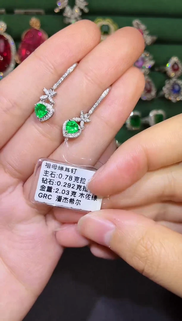 18K金镶嵌耳饰祖母绿0.78克拉 潘杰希尔