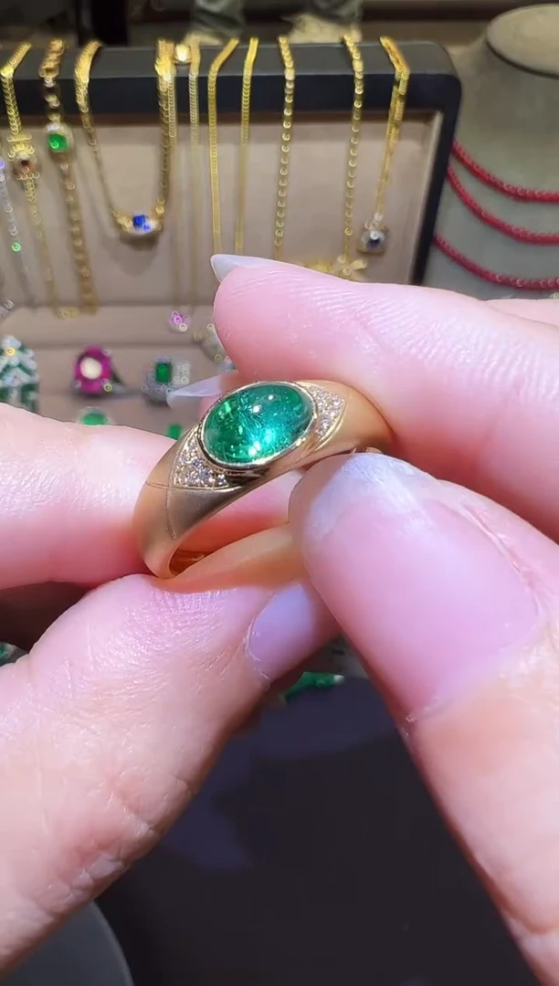 18K金镶嵌戒指祖母绿0.85ct