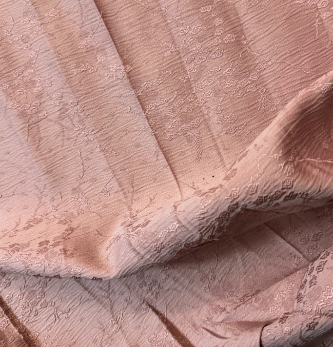 春秋面料【皮粉色小花复合浮雕提花】反面有复衬，立体有型有挺括感，