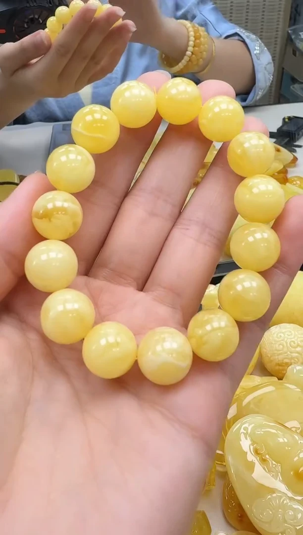 未镶嵌琥珀裸石如图