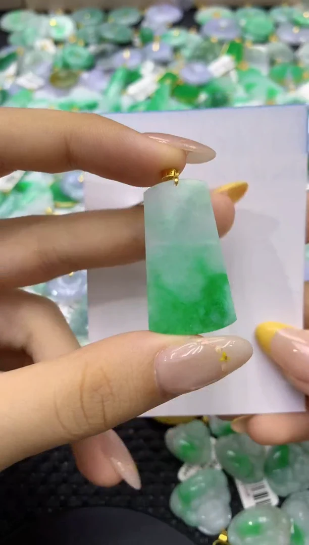 颈饰18K金镶嵌翡翠天然缅甸翡翠A货