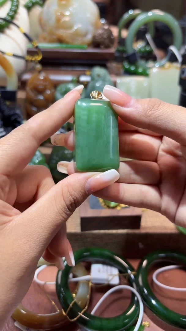 颈饰18K金镶嵌和田玉（碧玉）1