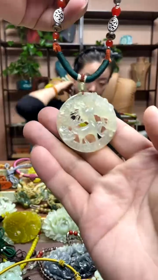 未镶嵌岫玉颈饰·