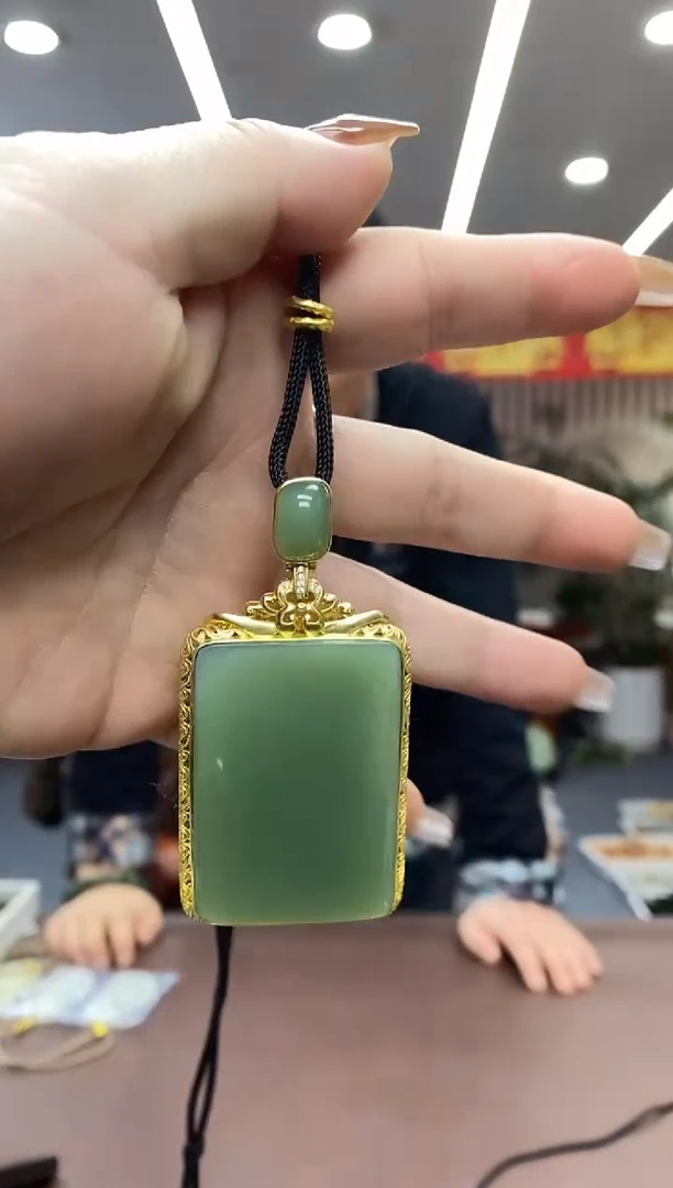 颈饰未镶嵌和田玉吊坠