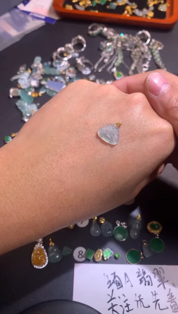 【闪购商品】翡翠吊坠(不含链)18K金镶嵌颜色随机