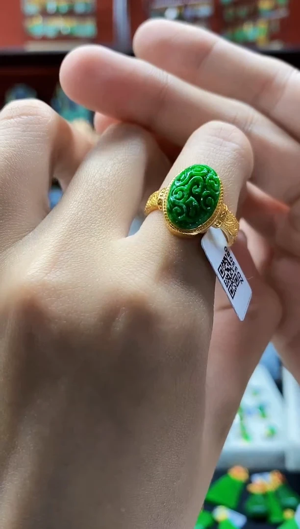 颈饰未镶嵌翡翠戒指