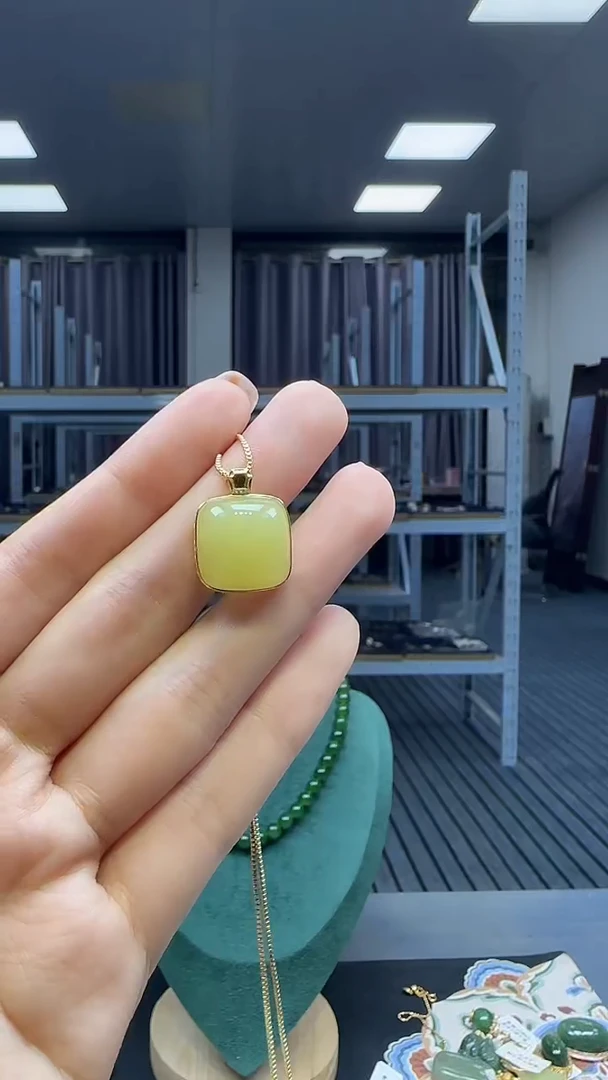 18K金镶嵌和田玉挂件 不含链