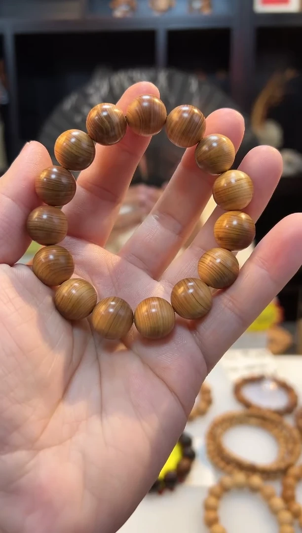 崖柏15黑油精品圆珠带礼盒