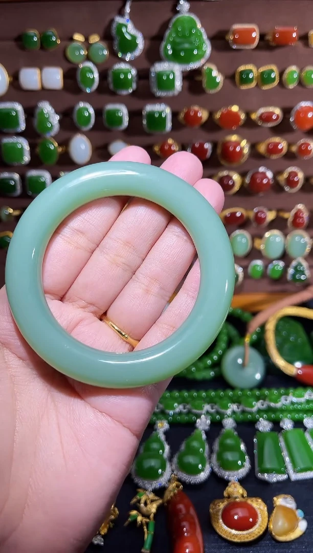 颈饰未镶嵌和田玉粉青手镯（约56圈口）