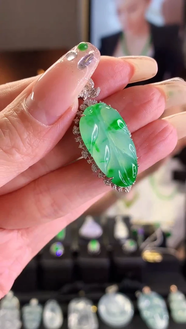 【闪购商品】翡翠吊坠(不含链)18K金镶嵌叶子