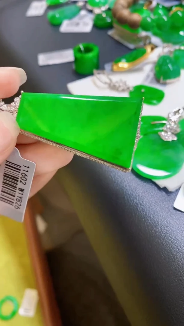 颈饰18K金镶嵌翡翠_****?无事牌