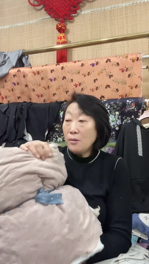 羊毛绗棉碎料杂色稍大3斤左右大小不一最大40公分左右有接头色差