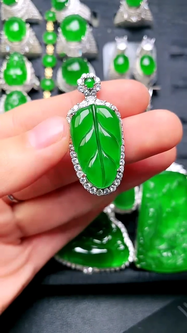 【闪购商品】翡翠吊坠(赠链)未镶嵌叶子吊坠