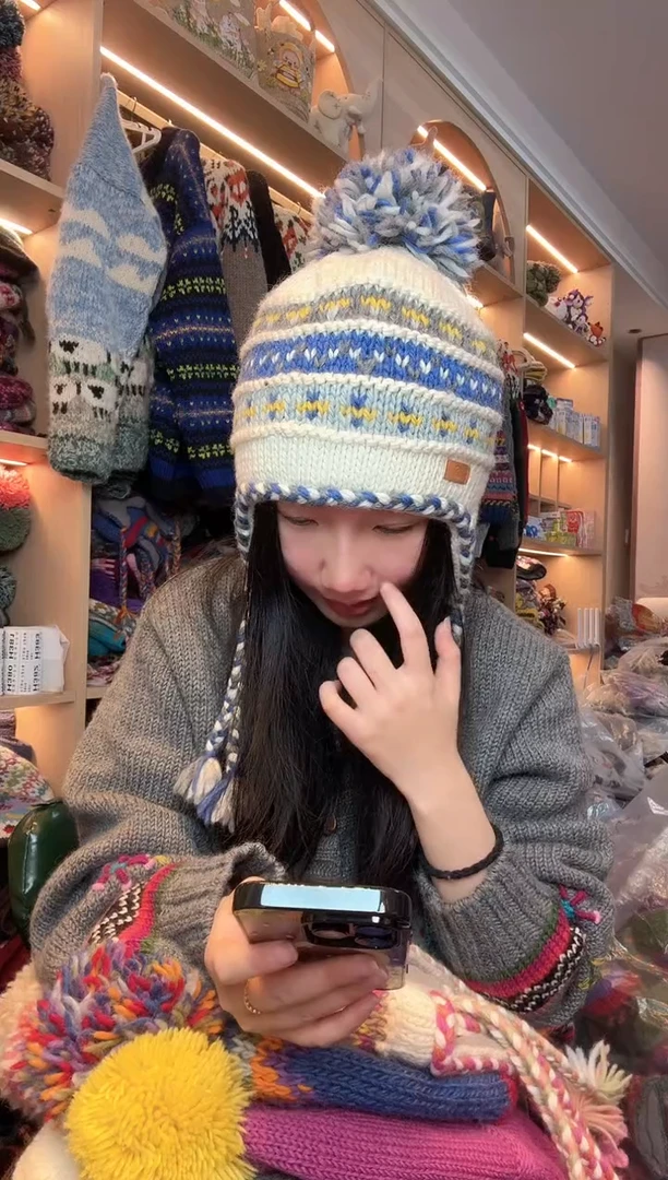 羊毛美利奴蓝色小辫护耳帽