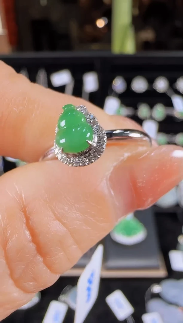 【闪购商品】翡翠戒指18K金镶嵌满绿葫芦