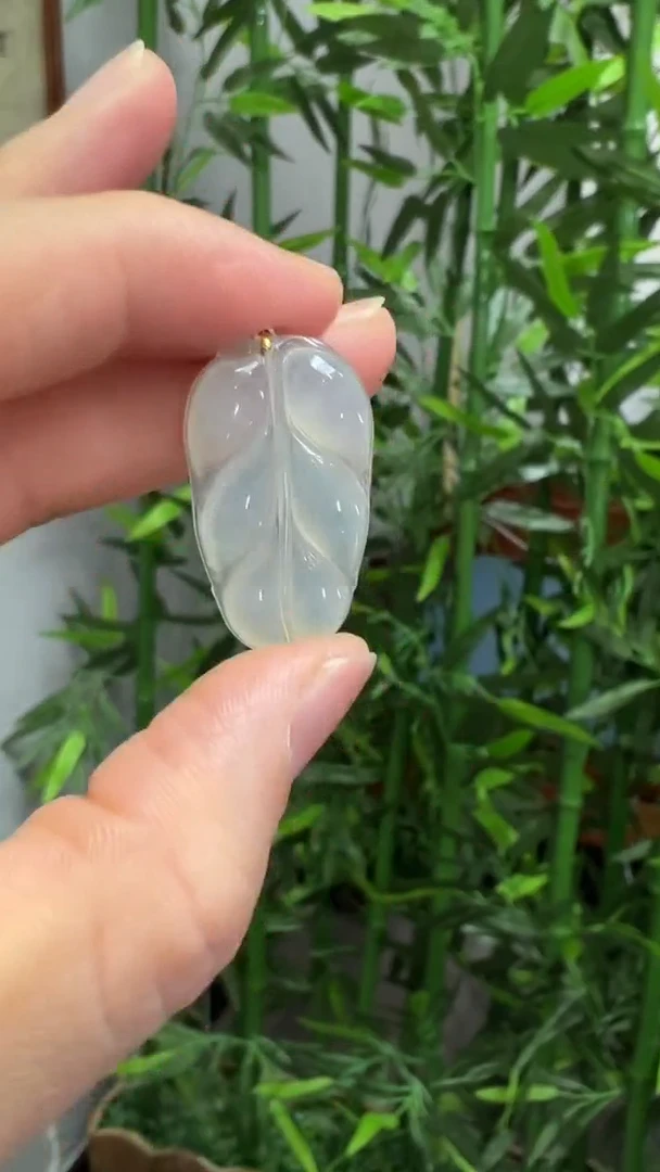 颈饰18K金镶嵌翡翠吊坠