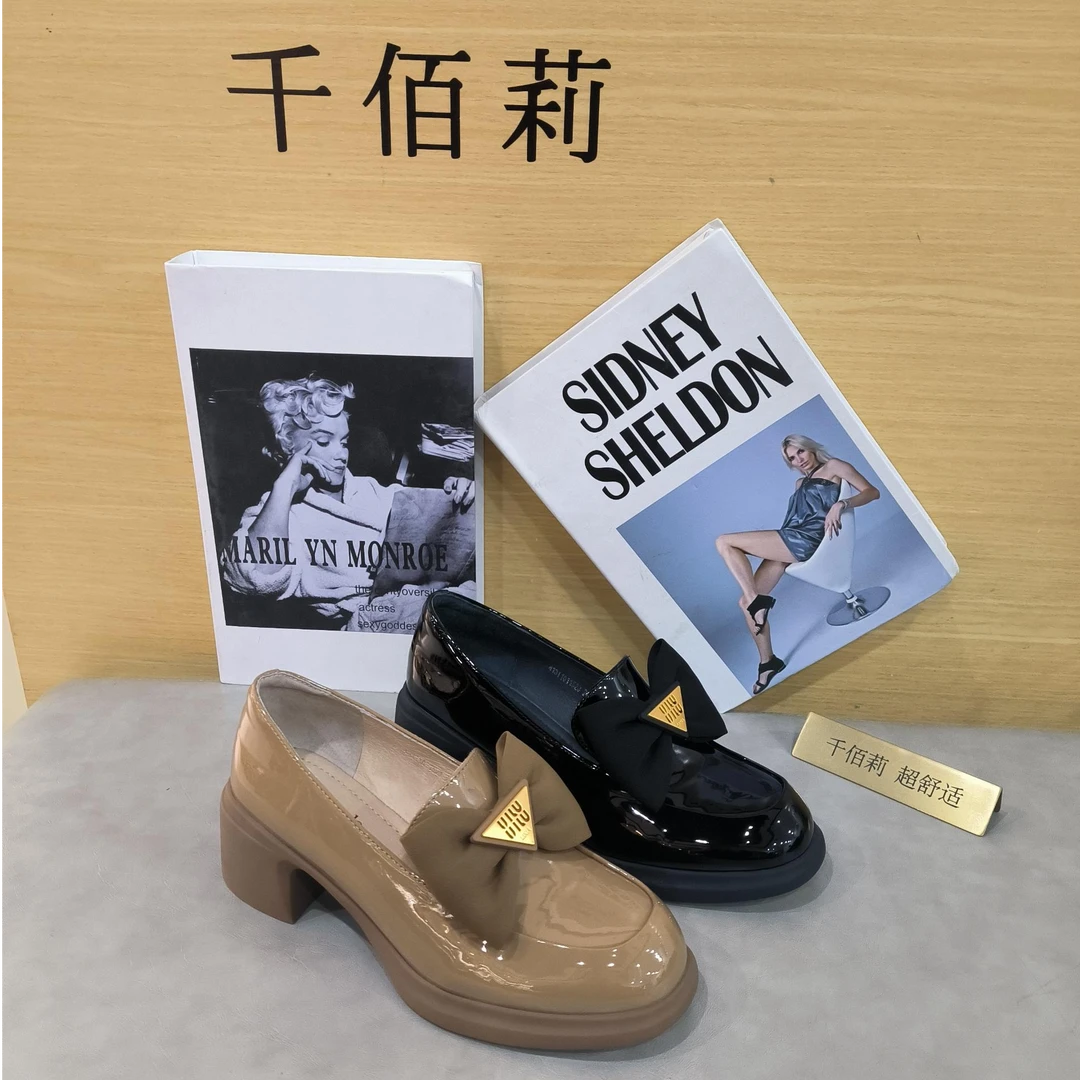 Qin&beale/千佰莉漆牛皮 蝴蝶结 简约大气舒适 套楦鞋女单鞋 1523