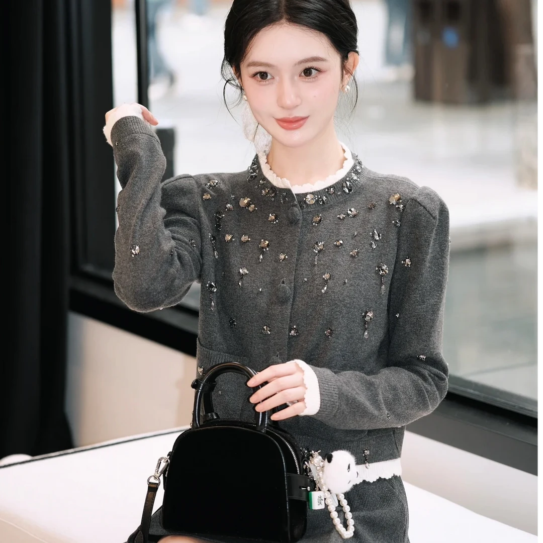 <猪猪出品>红人上新小香风气质轻奢深灰色眼泪钉珠针织开衫钻