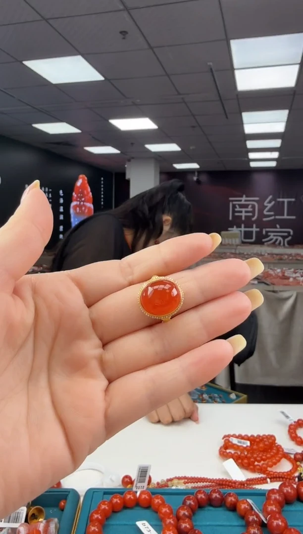 南红玛瑙戒指18K金镶嵌多样发其一/92200030