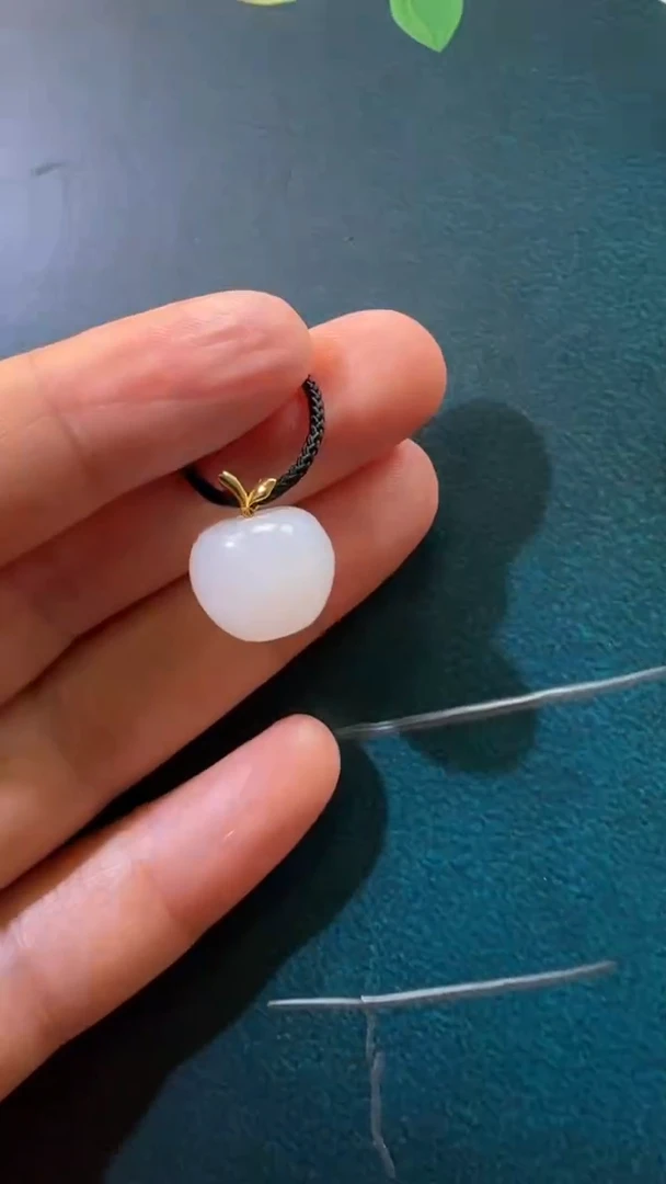 颈饰18K金镶嵌和田玉人**茶吊坠