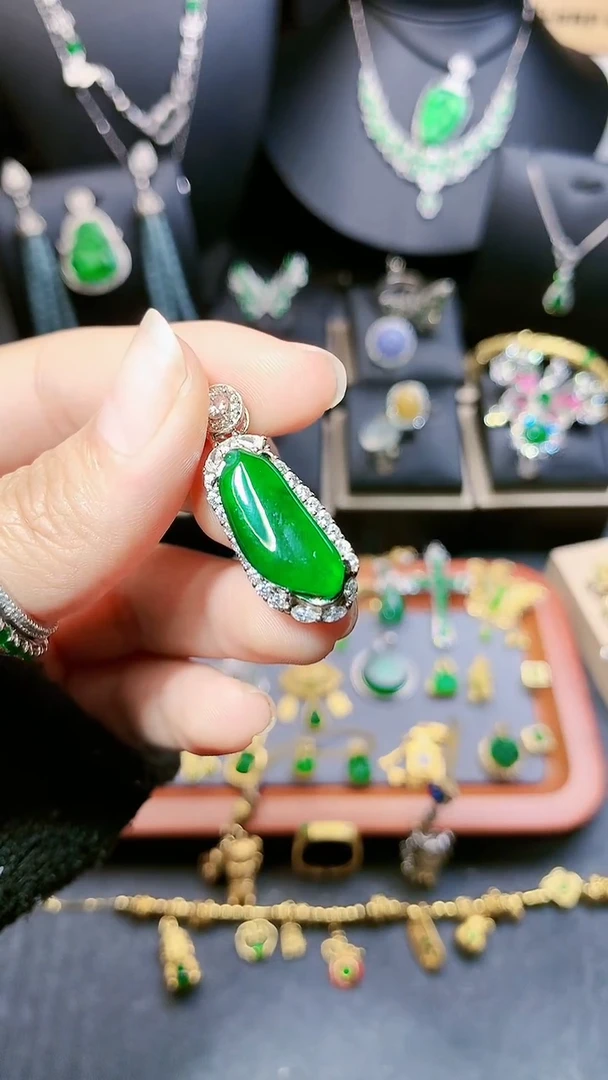 【闪购商品】翡翠吊坠(赠链)银S925镶嵌吊坠