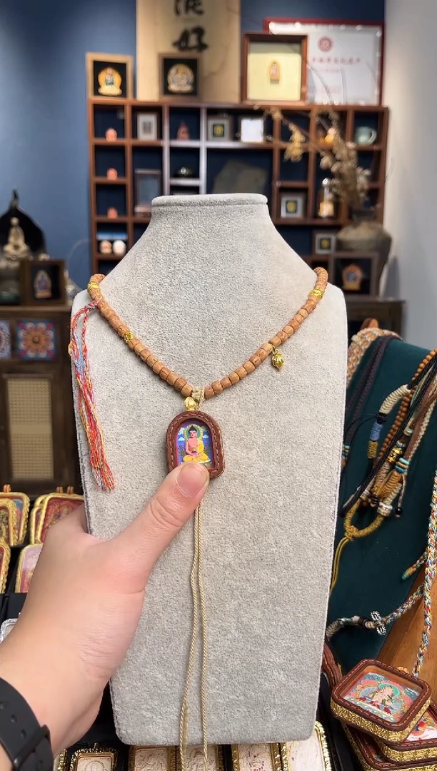 吊坠呸****）皮壳门形阿弥陀佛+柏香籽