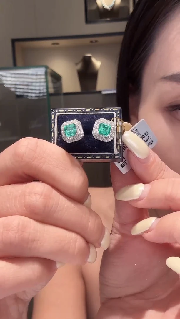 18K金镶嵌耳钉祖母绿E1.3ct祖母绿耳钉