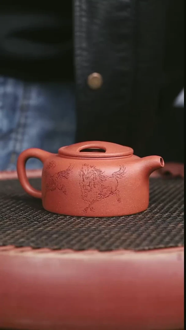 茶壶紫砂大红泥牛盖莲子刻绘八骏