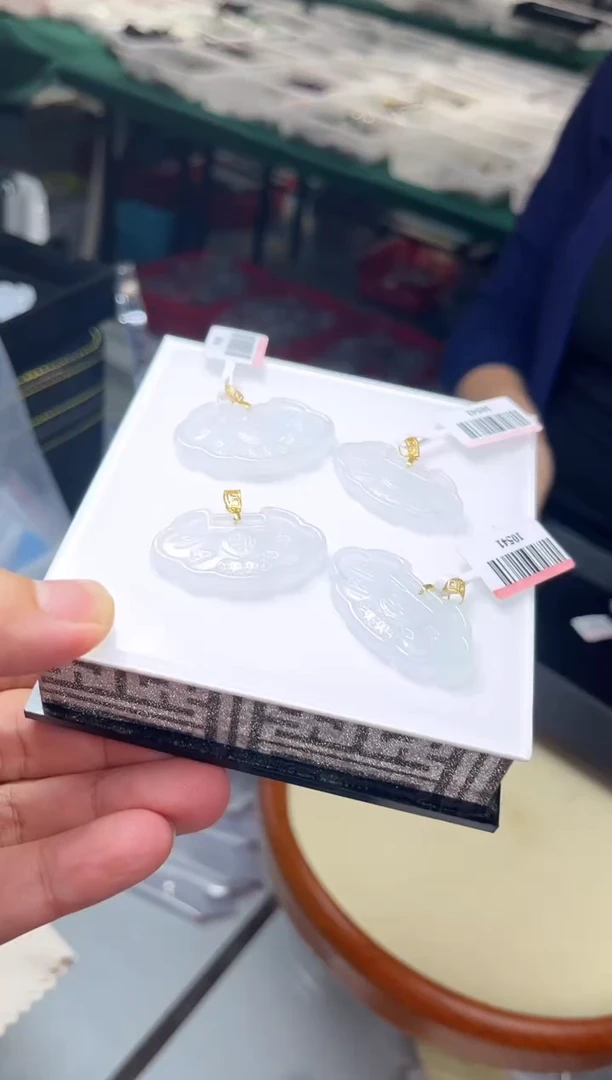 颈饰18K金镶嵌翡翠10541/多样性发一个