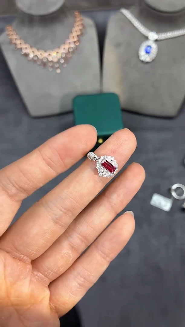 18K金镶嵌吊坠红宝石【闪购】0.65ct/展会同步价/无烧鸽血红