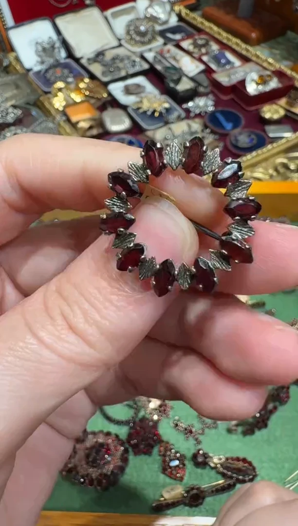 无无老矿红石榴胸针