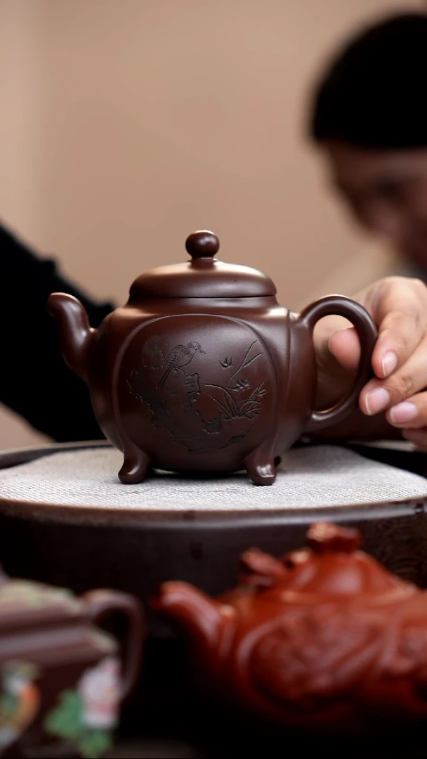 茶壶紫砂革紫泥四足鼎盛静心刻绘款