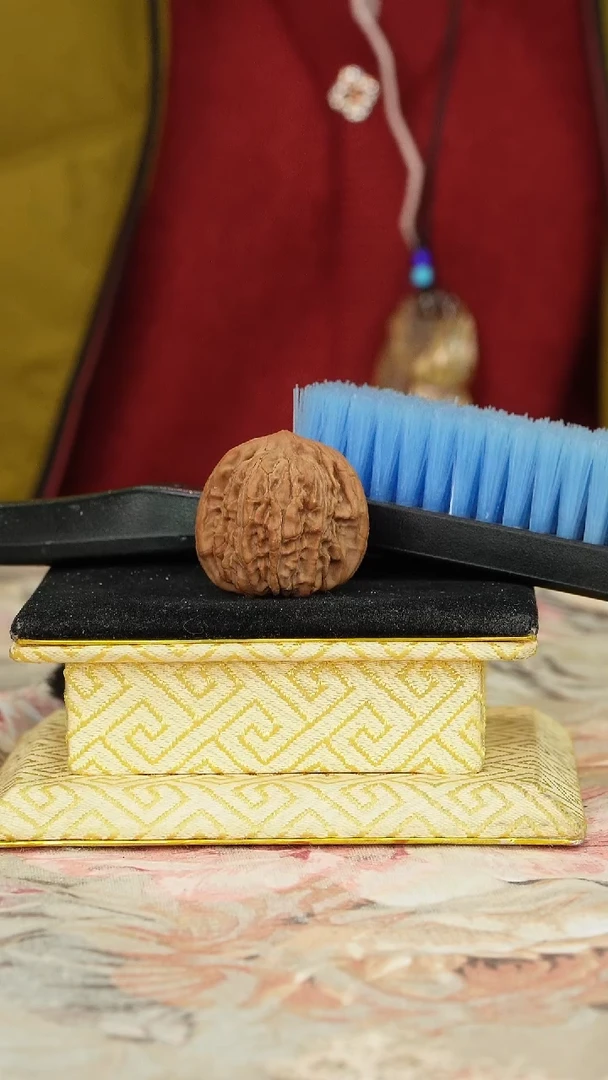 【闪购商品】文玩核桃把件一只核桃送一把刷子