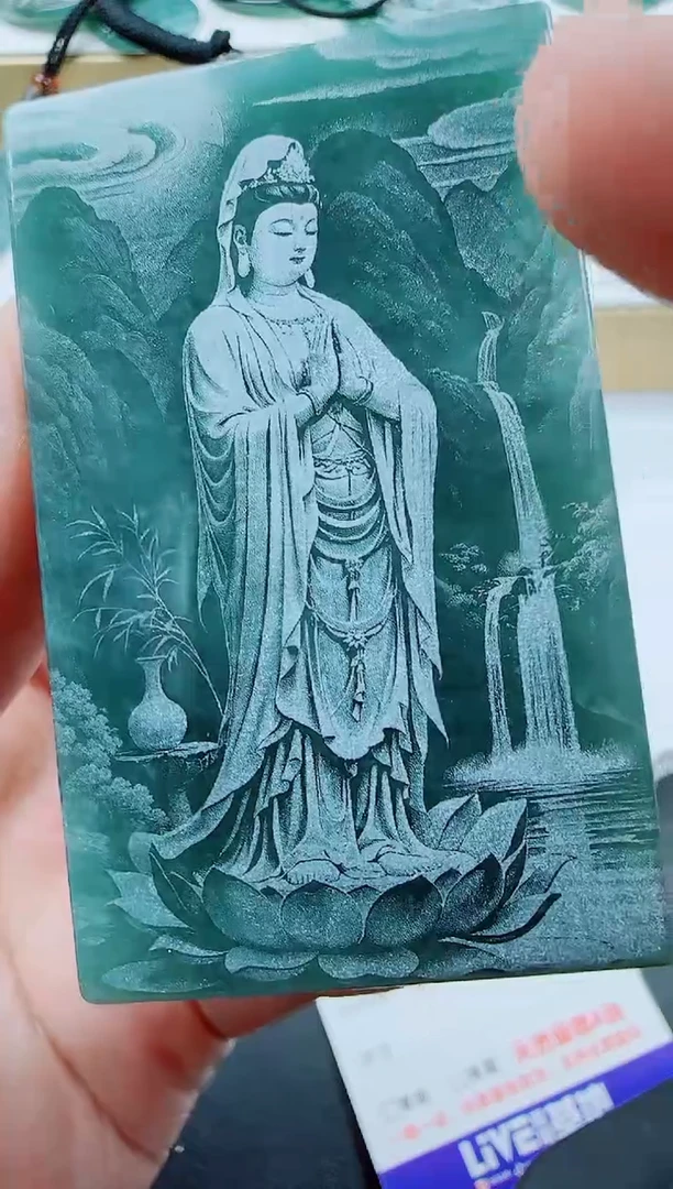 翡翠未镶嵌颈饰方观音