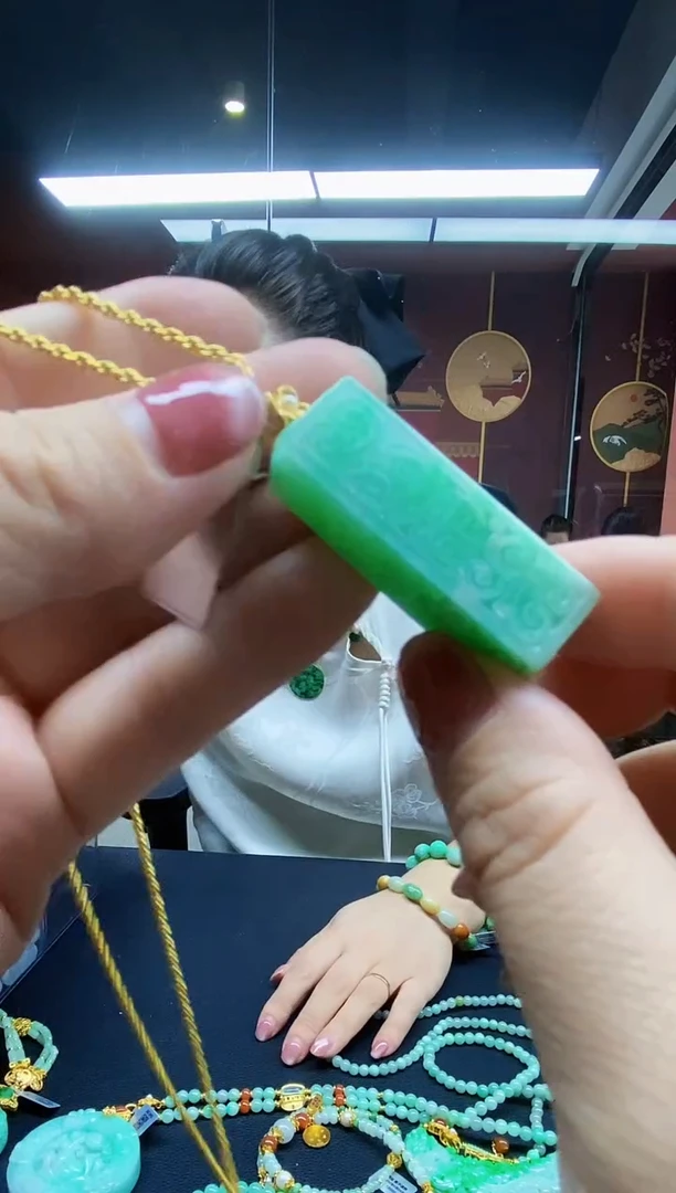 颈饰未镶嵌翡翠吊坠