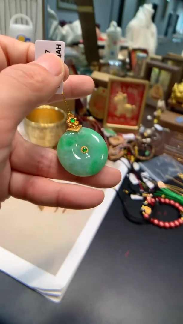 颈饰18K金镶嵌翡翠平安扣