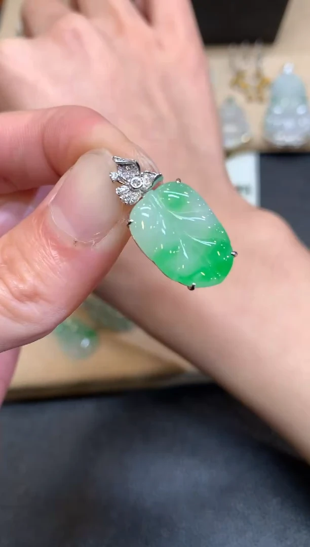 【闪购商品】翡翠颈饰18K金镶嵌叶子【无服务费】