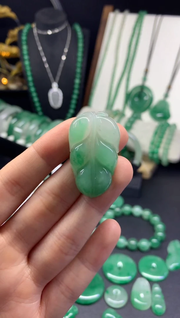 吊坠(不含链)未镶嵌石英质玉（非洲翠）金枝玉叶