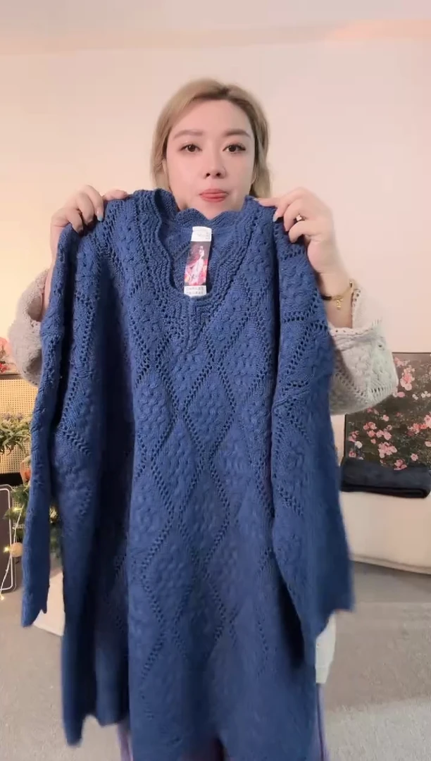 蓝色勾花毛衣