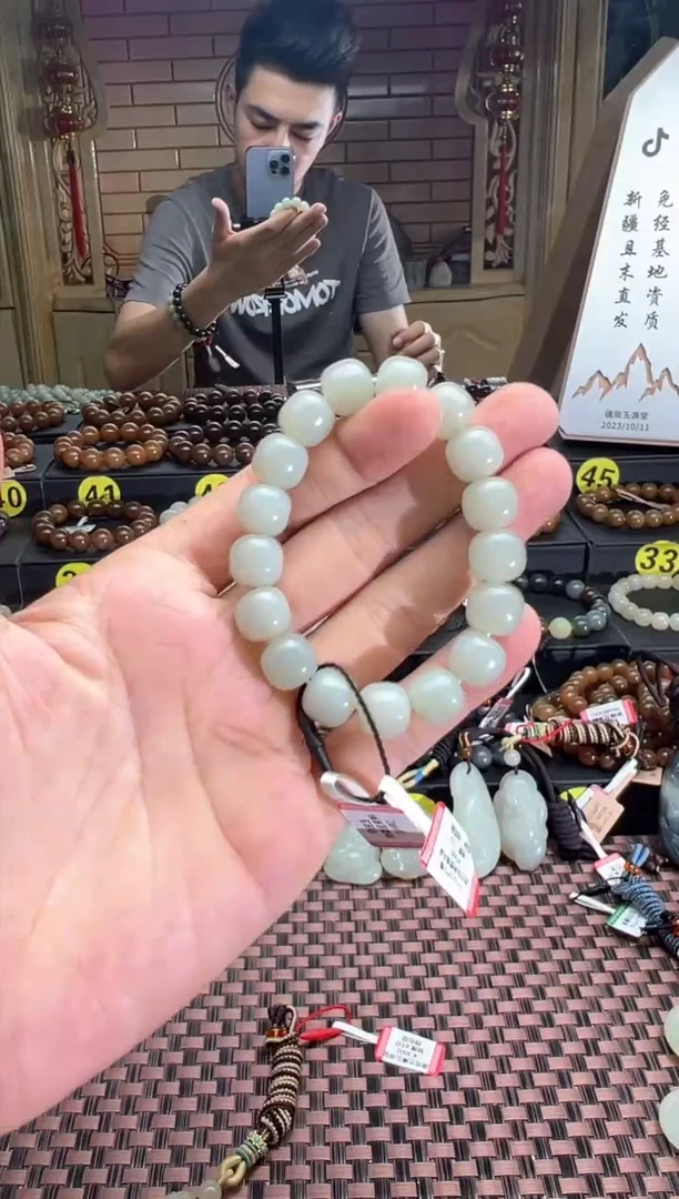 手串未镶嵌和田玉且末料青白玉老型珠手串卡11*12 76分