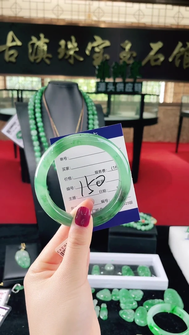 未镶嵌手镯石英质玉（非洲翠）微瑕，一经发货，运费不退介意勿拍