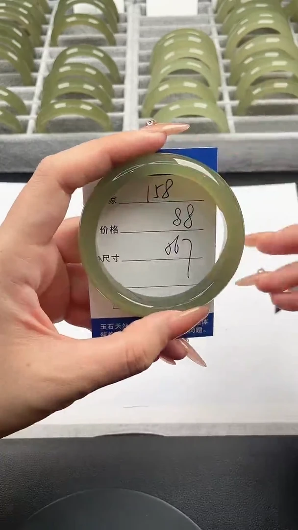 未镶嵌手镯石英质玉湖水绿