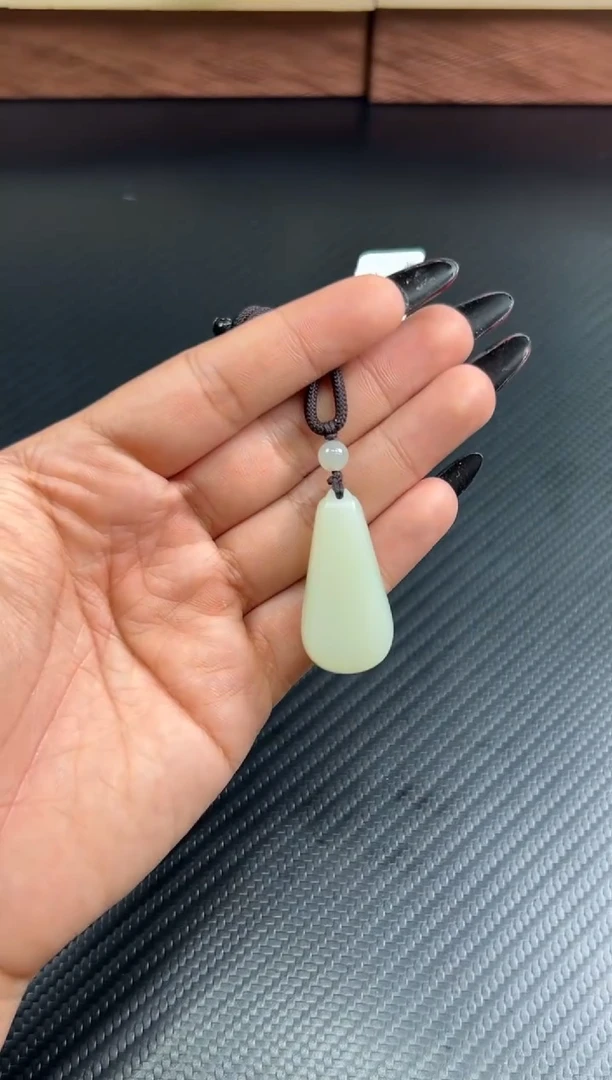 吊坠(赠链)未镶嵌和田玉迪克兰微色差j